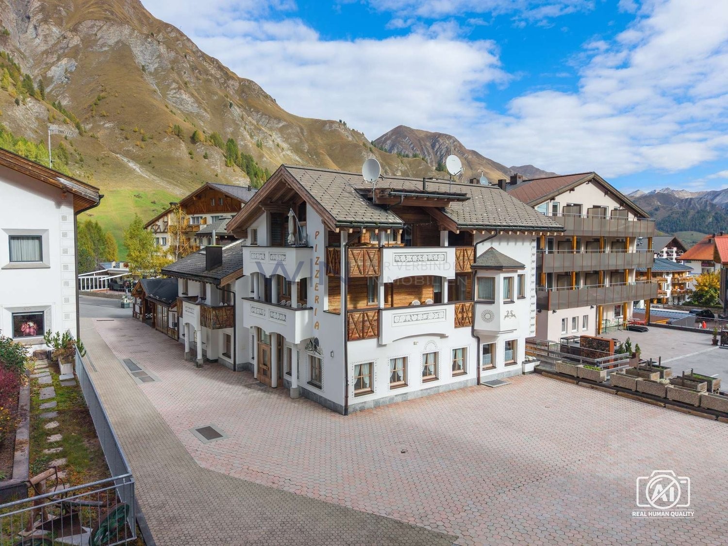 Investissement alpin avec charme et potentiel polyvalent
WE-FACTS
- accès direct aux pistes de ski, vue sur la montagne, proche du centre
- 11 chambres d'hôtes, gastronomie spacieuse, appartement privé de 3,5 pièces, espace bien-être
- sauna et jacuzzi, 29 places de parking, terrasse ensoleillée, c