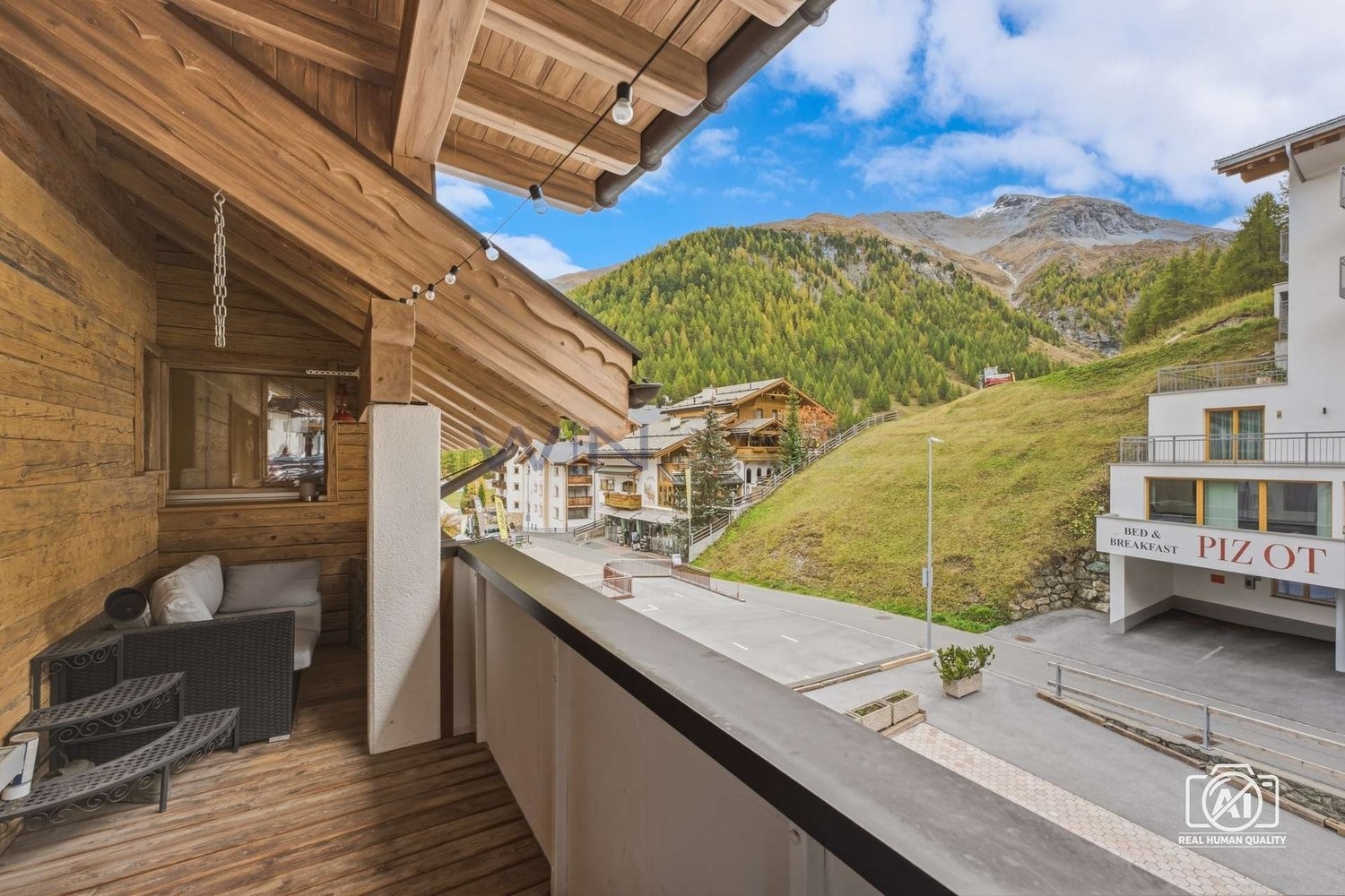 Investissement alpin avec charme et potentiel polyvalent
WE-FACTS
- accès direct aux pistes de ski, vue sur la montagne, proche du centre
- 11 chambres d'hôtes, gastronomie spacieuse, appartement privé de 3,5 pièces, espace bien-être
- sauna et jacuzzi, 29 places de parking, terrasse ensoleillée, c