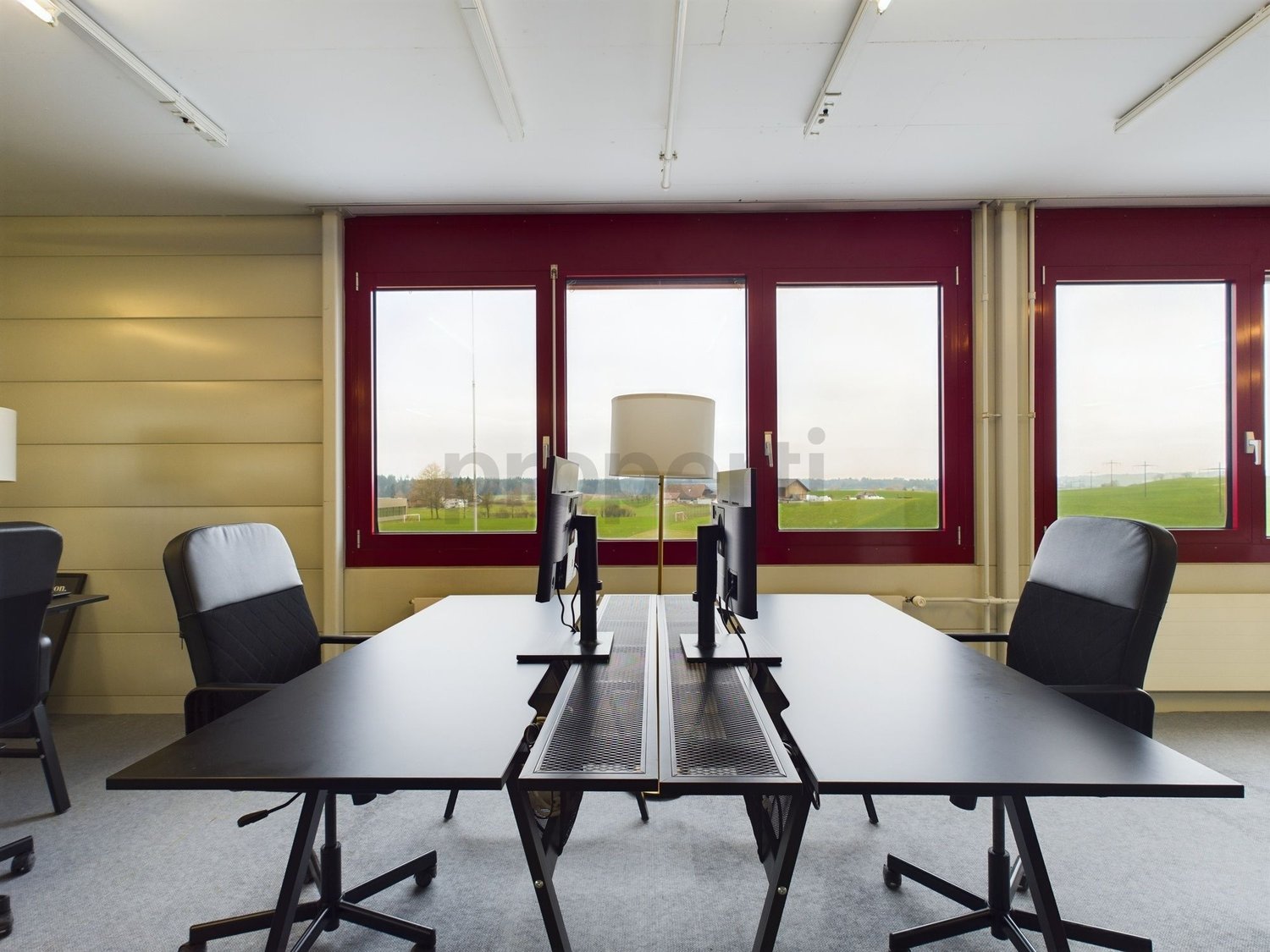 250m² office