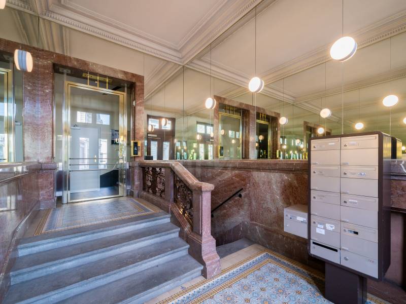 233m² office, photo 1 of 10