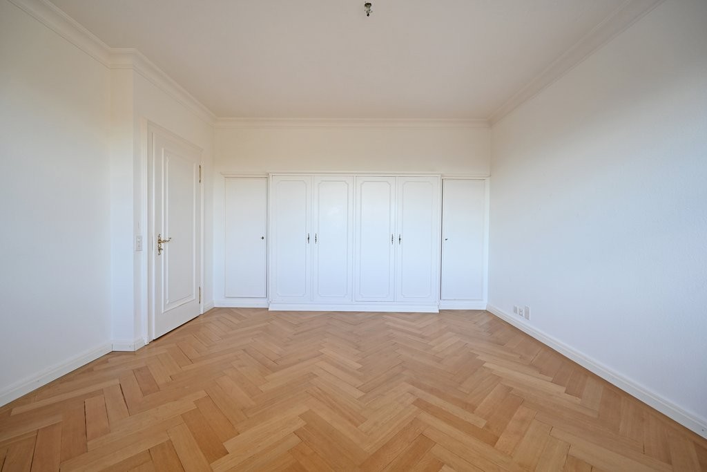 Appartement de 6 pièces

L'immeuble résidentiel calme et adapté aux familles est situé dans un emplacement très central dans le quartier de Schosshalden, avec vue sur l'idyllique Egelsee. En quelques minutes à pied, vous atteignez l'épicerie de quartier Voi pour vos achats ainsi que les transports p, photo 9 sur 10