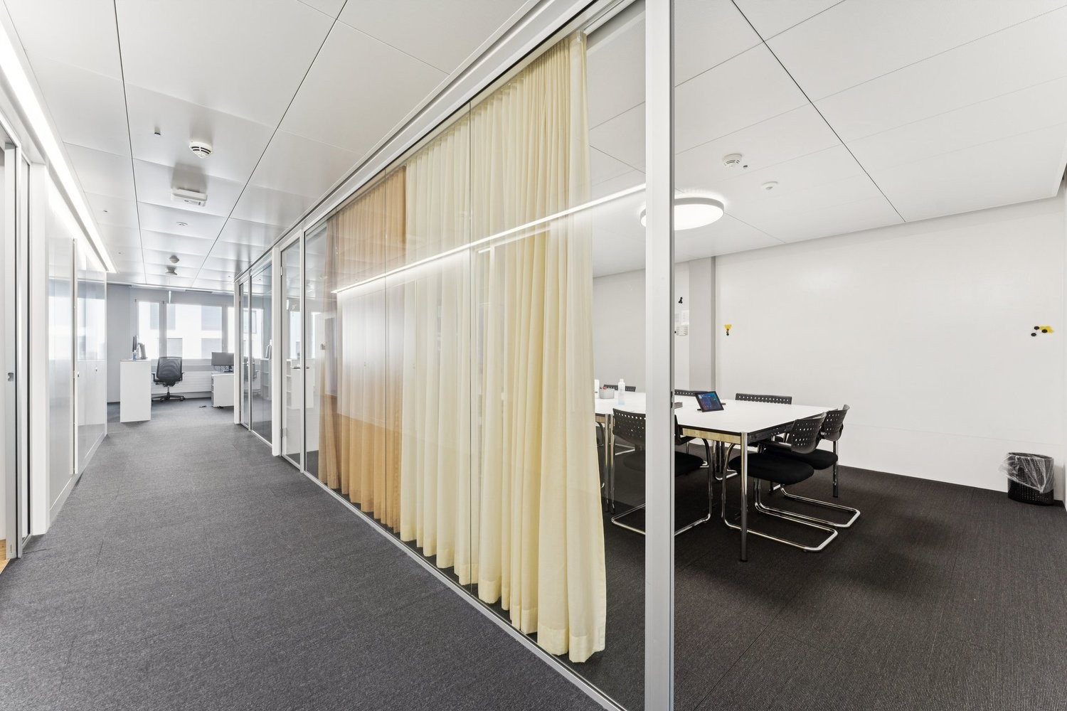 1410m² office
