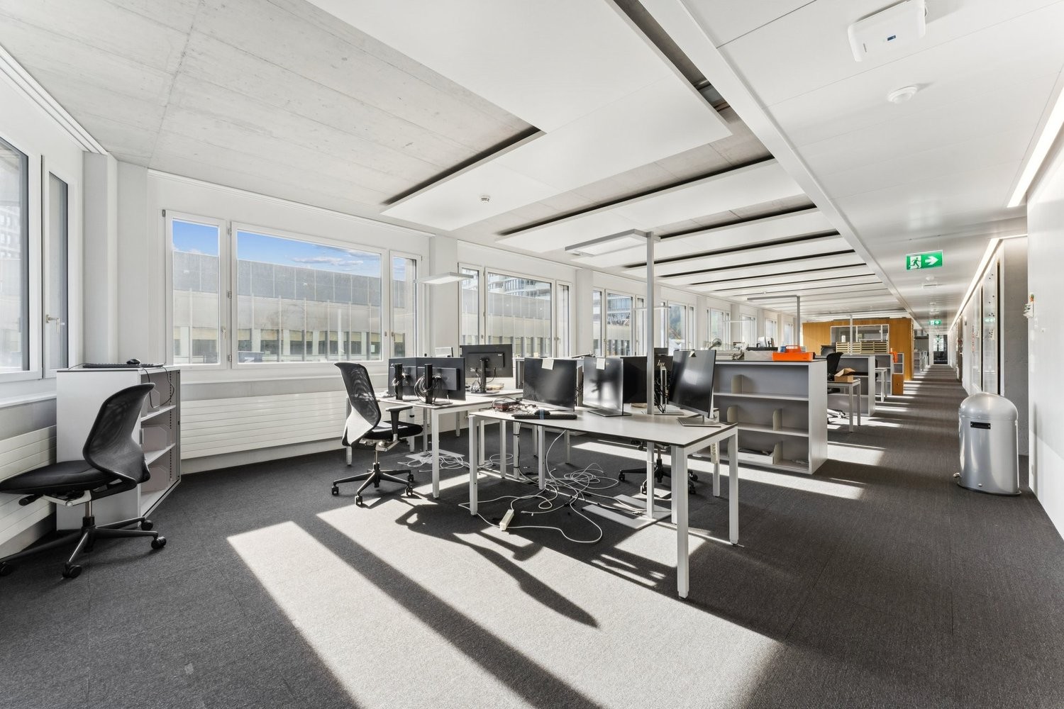 1410m² office