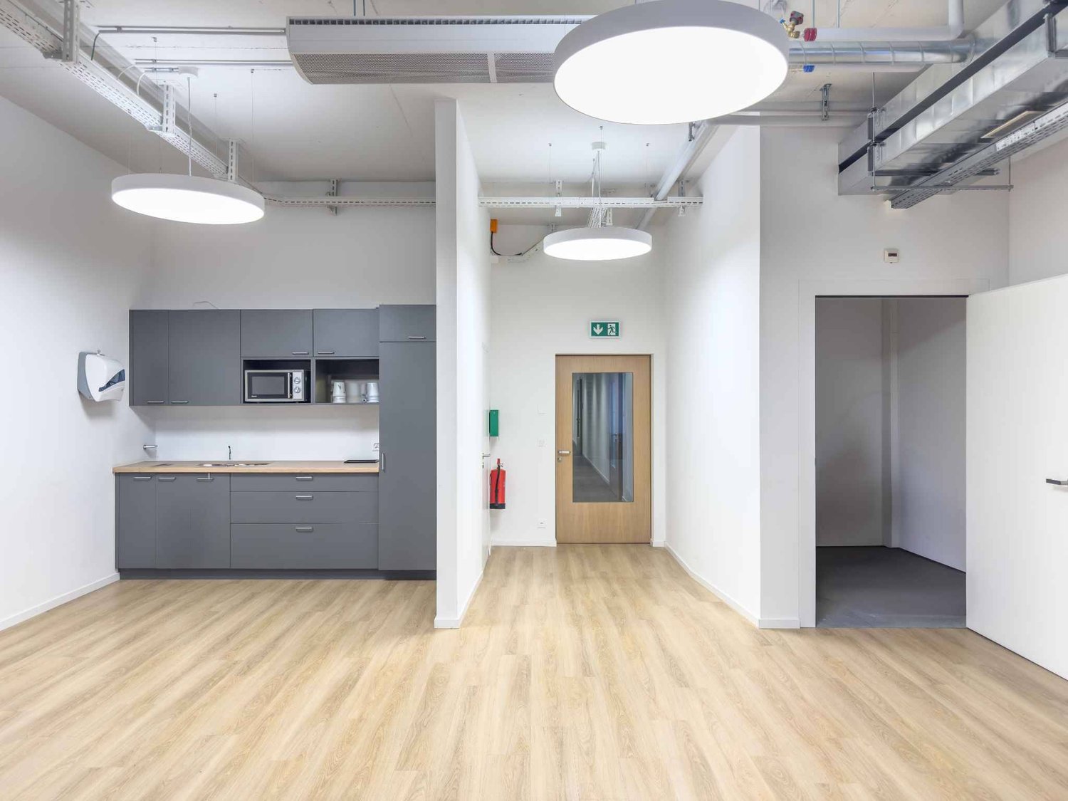 337m² office, photo 3 of 9