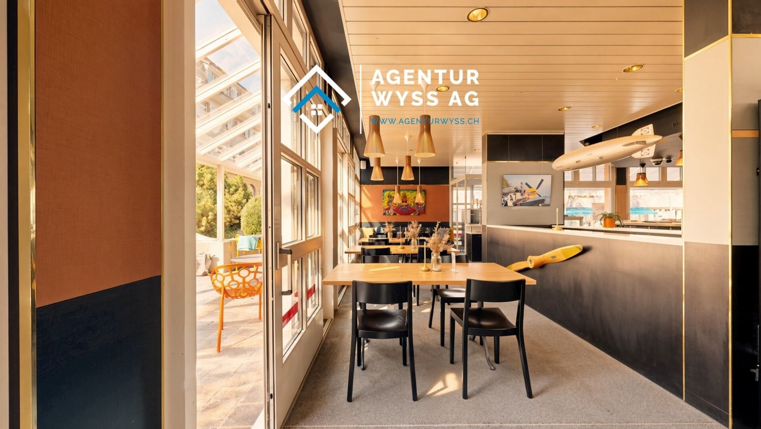 369m² coffeehouse, photo 1 of 10
