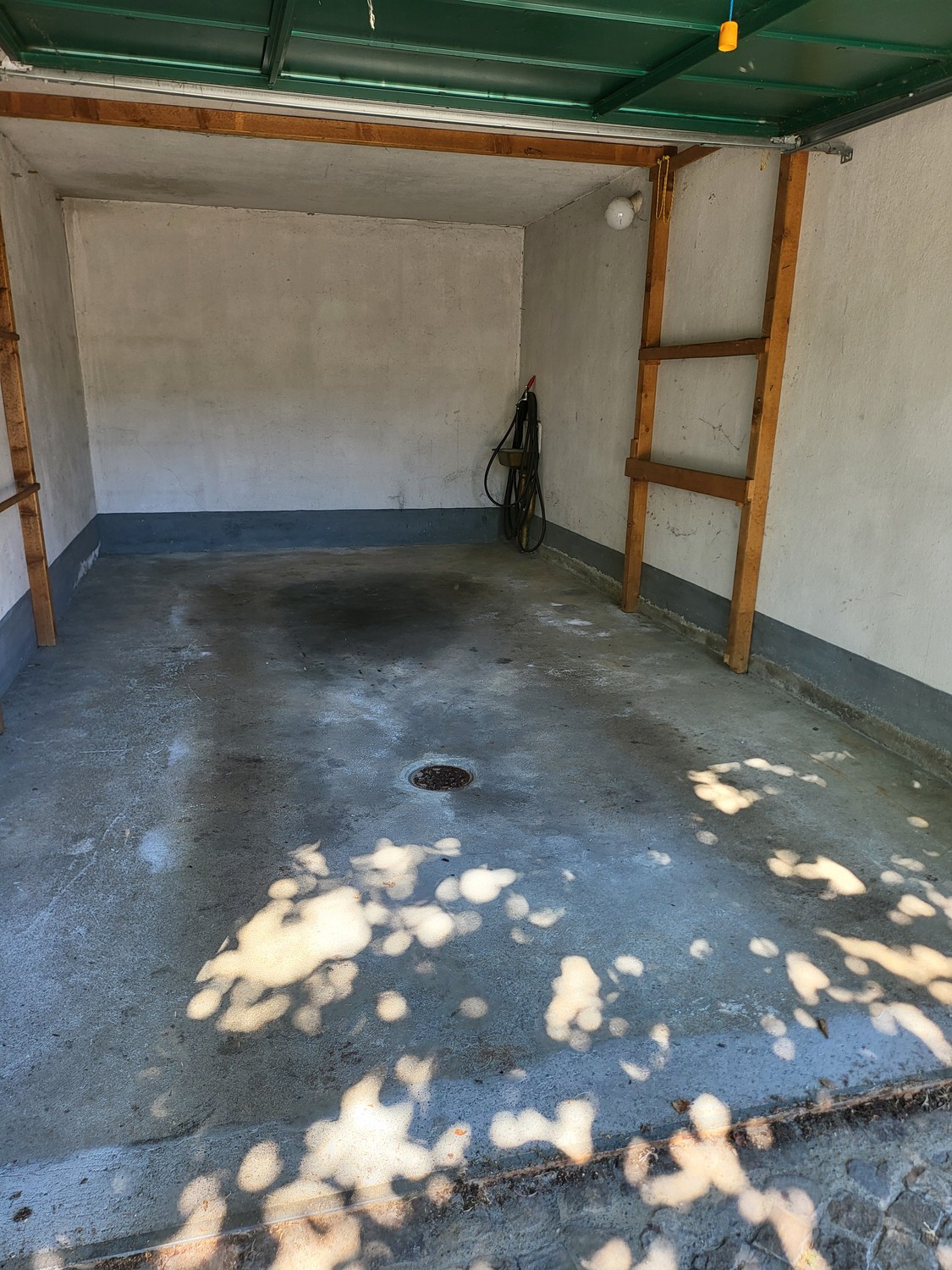 Single garage, photo 3 of 3