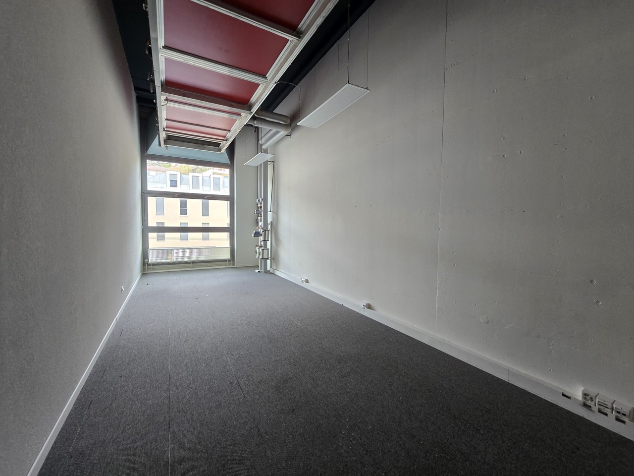 652m² office