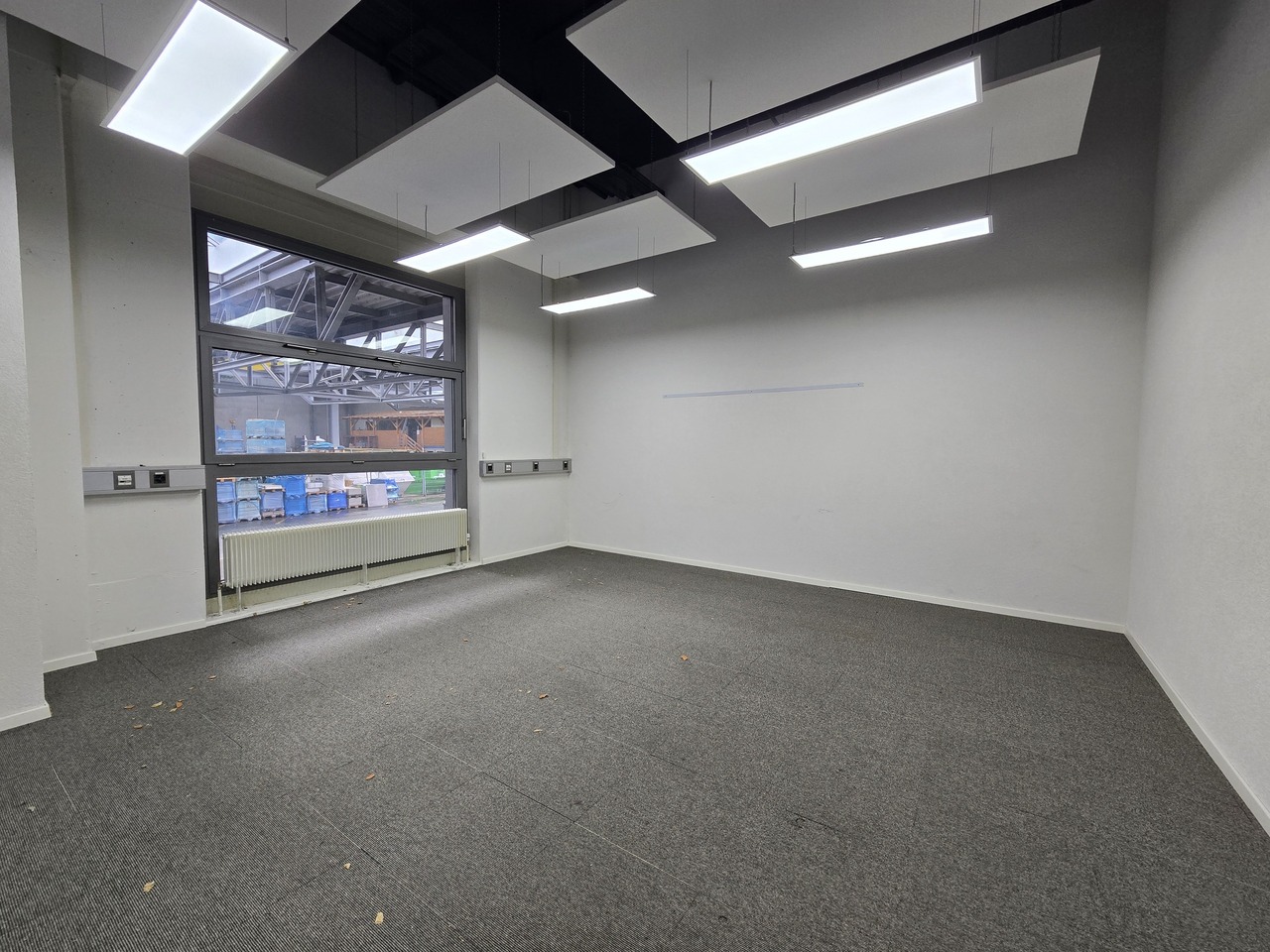652m² office