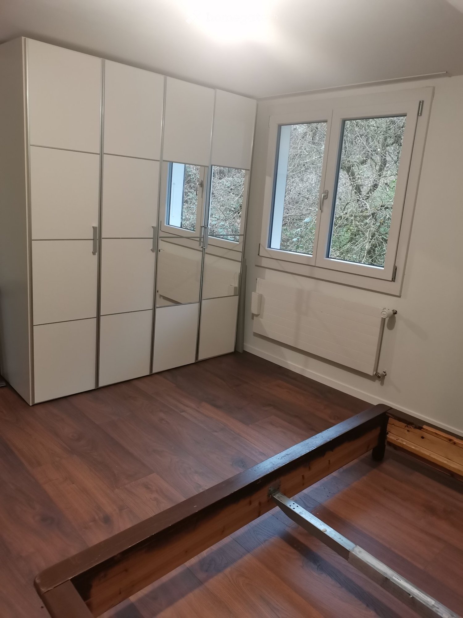 Une chambre (chambre à coucher) et accès aux pièces communes. 2 salles de bain (1x douche, 1x baignoire), cuisine avec les appareils les plus modernes, lave-linge, grill au gaz & mobilier de lounge sur un balcon, WIFI/WLAN, jardin (culture et élevage d'animaux possibles) et salon.
2min à pied à l