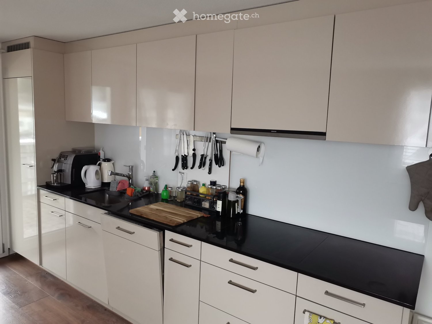 Une chambre (chambre à coucher) et accès aux pièces communes. 2 salles de bain (1x douche, 1x baignoire), cuisine avec les appareils les plus modernes, lave-linge, grill au gaz & mobilier de lounge sur un balcon, WIFI/WLAN, jardin (culture et élevage d'animaux possibles) et salon.
2min à pied à l