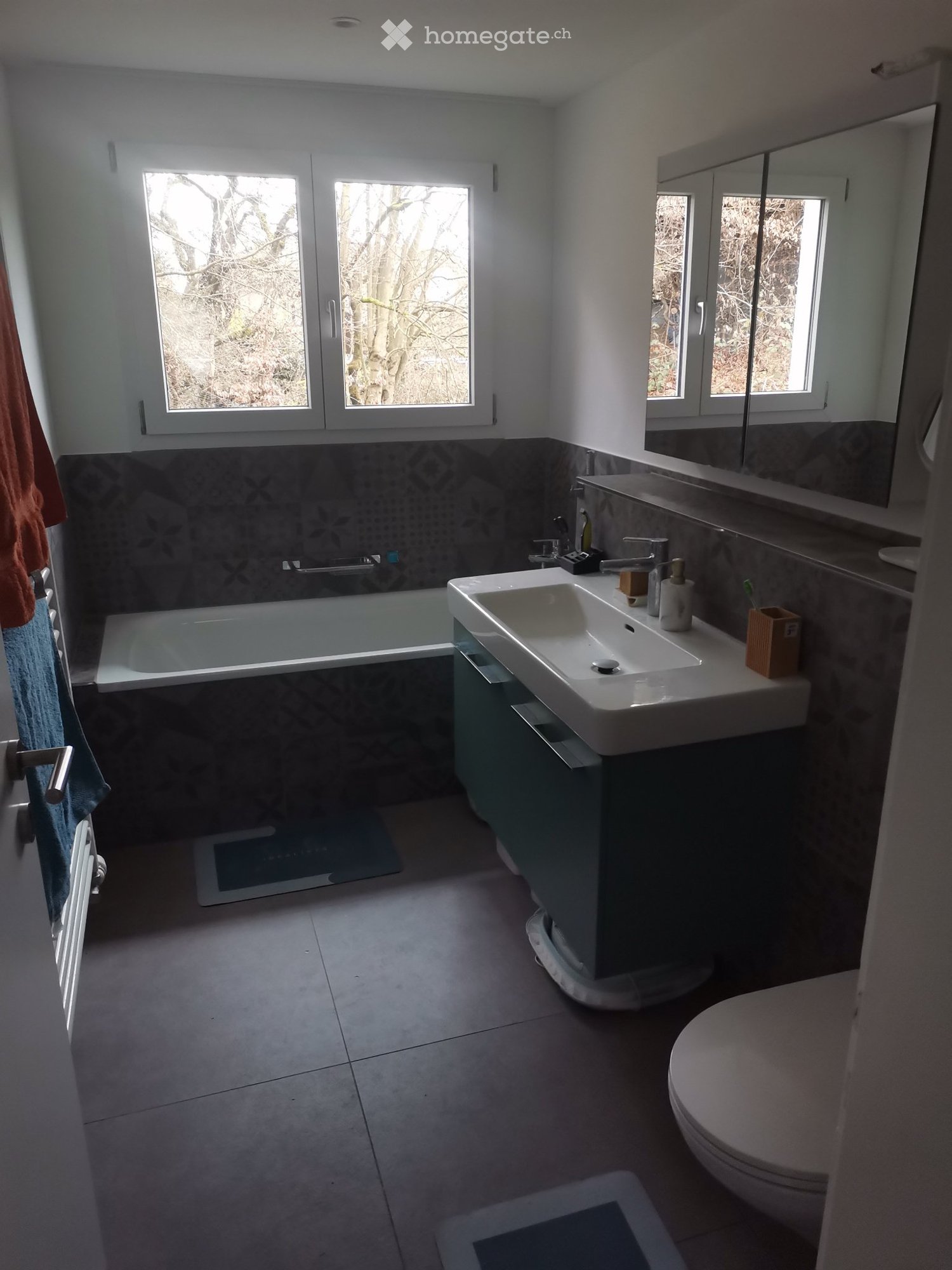 Une chambre (chambre à coucher) et accès aux pièces communes. 2 salles de bain (1x douche, 1x baignoire), cuisine avec les appareils les plus modernes, lave-linge, grill au gaz & mobilier de lounge sur un balcon, WIFI/WLAN, jardin (culture et élevage d'animaux possibles) et salon.
2min à pied à l