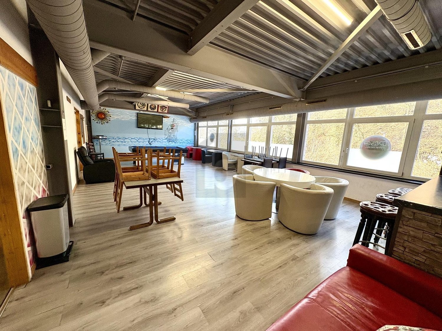 299m² restaurant, photo 1 of 4