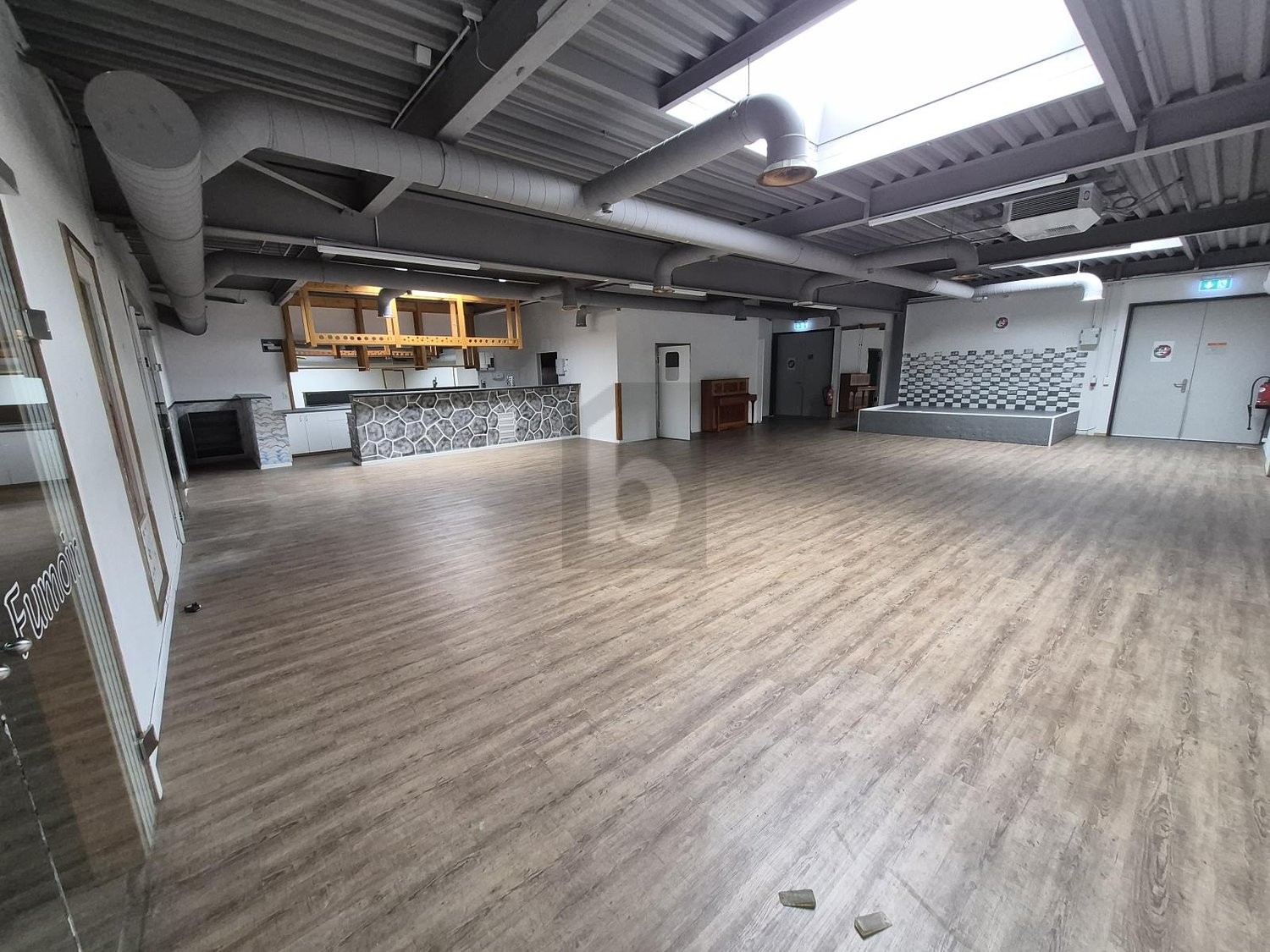299m² restaurant, photo 2 of 4