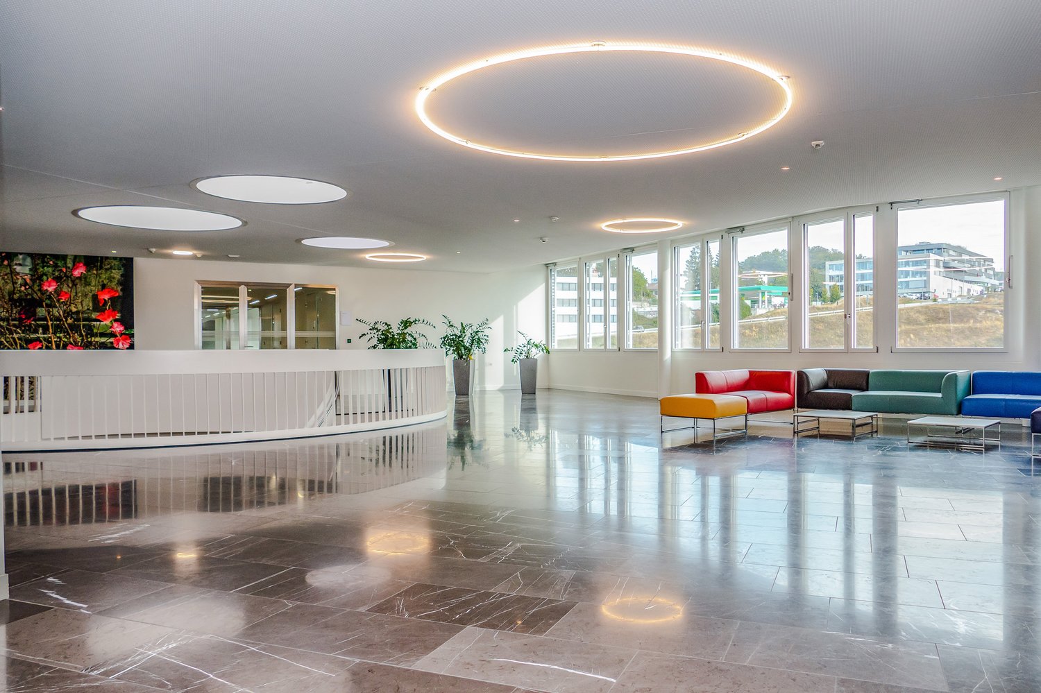 570m² office