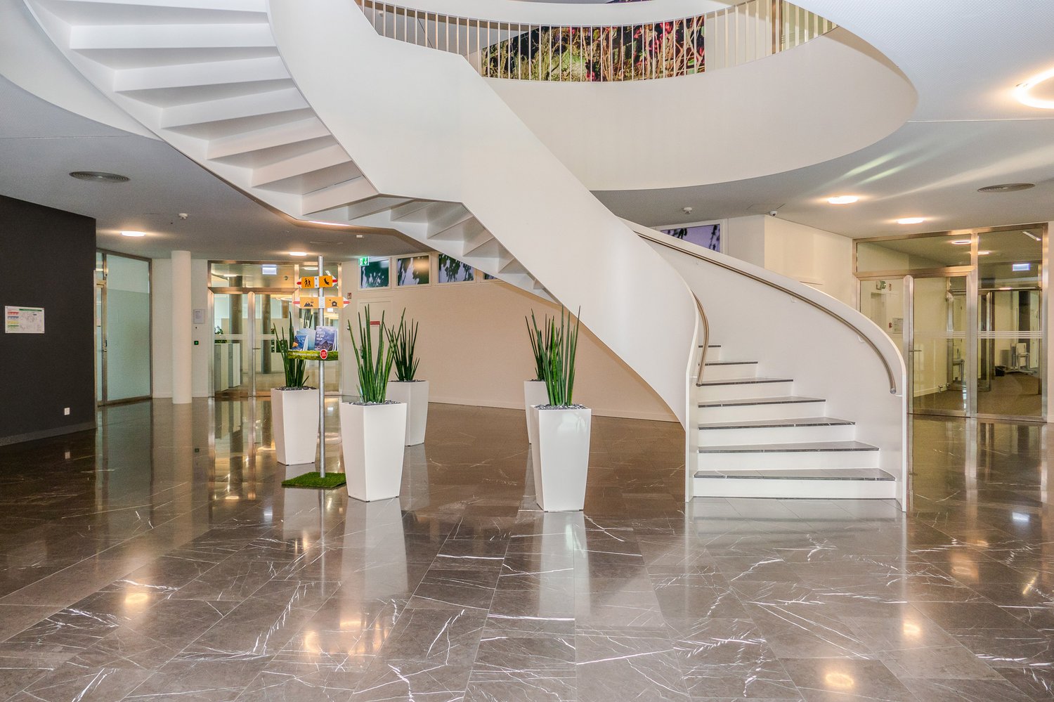 570m² office