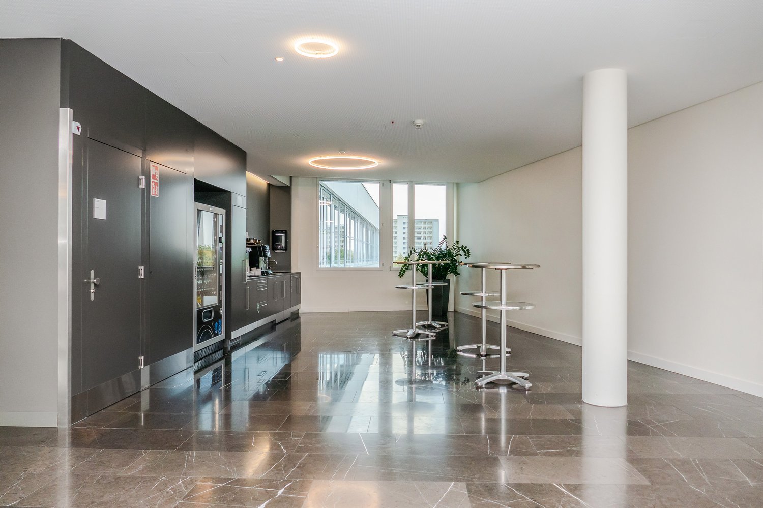 570m² office