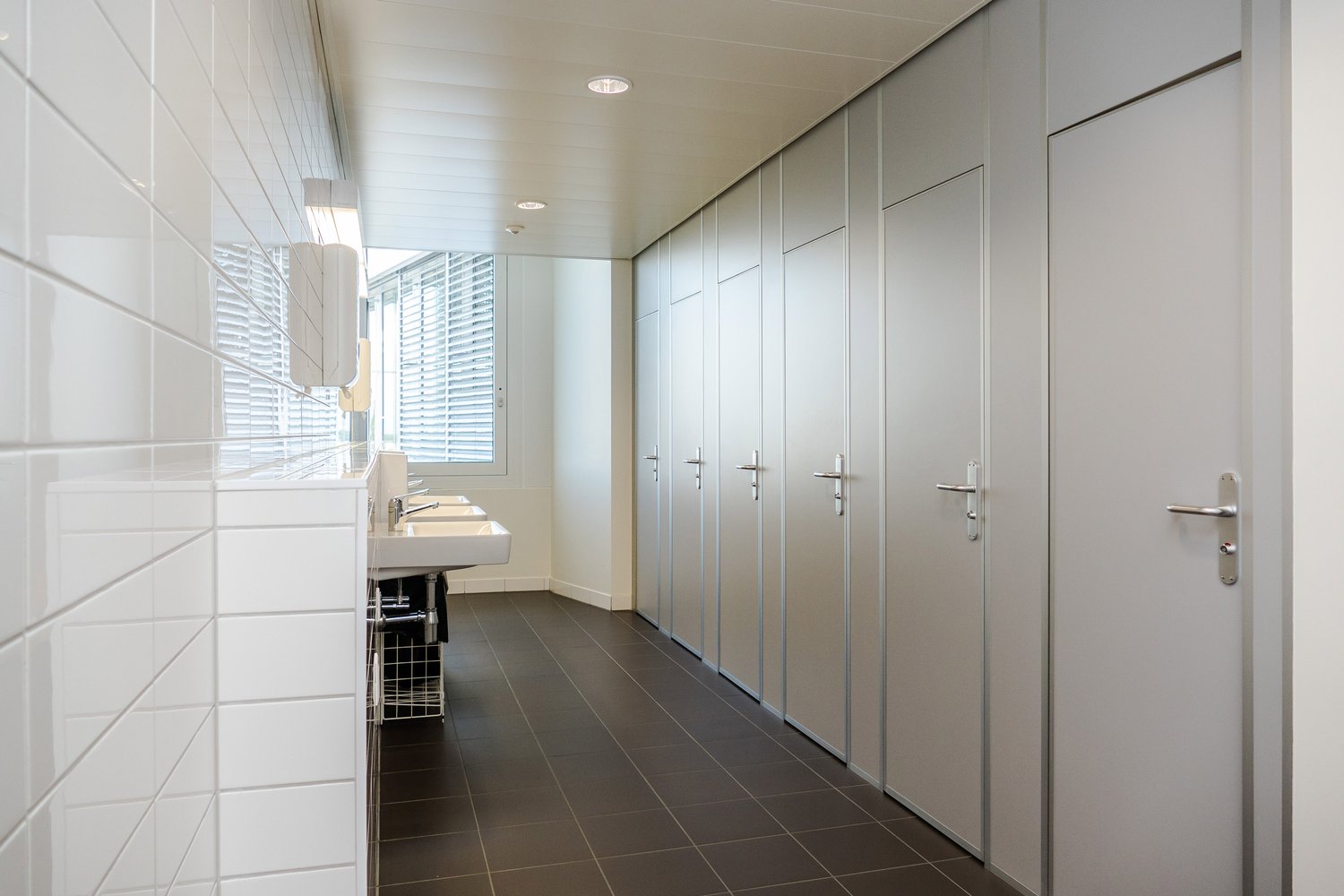 570m² office