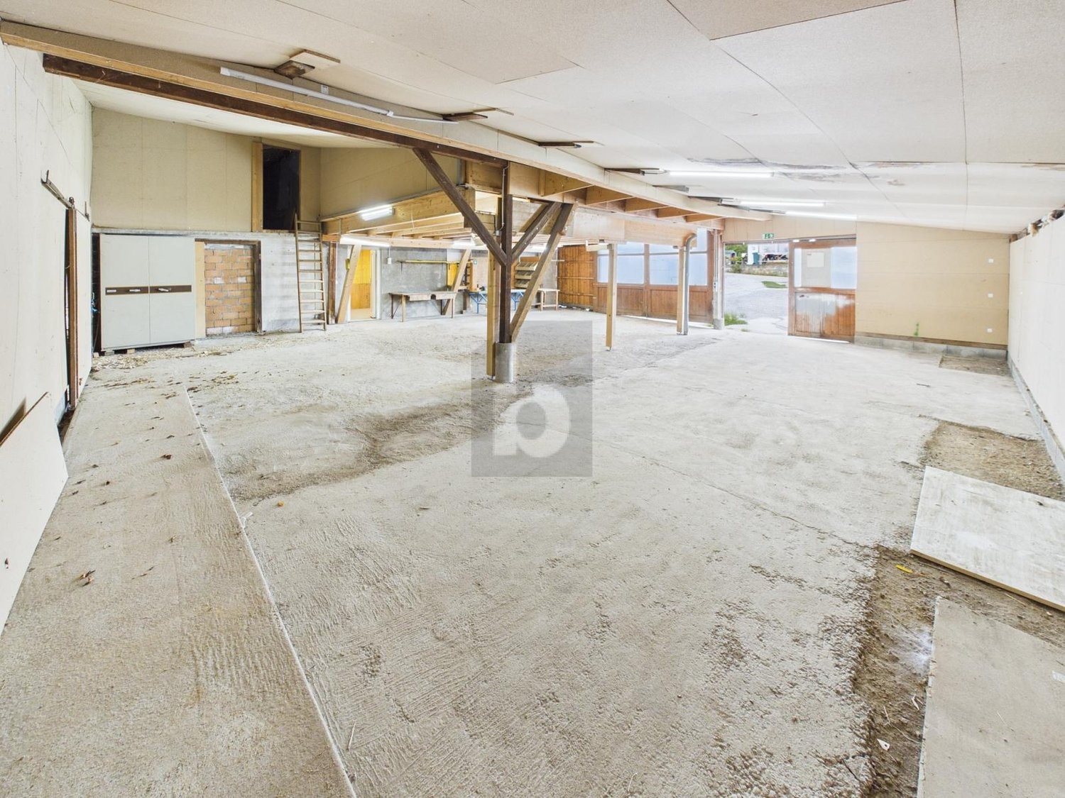 260m² atelier, photo 1 of 4