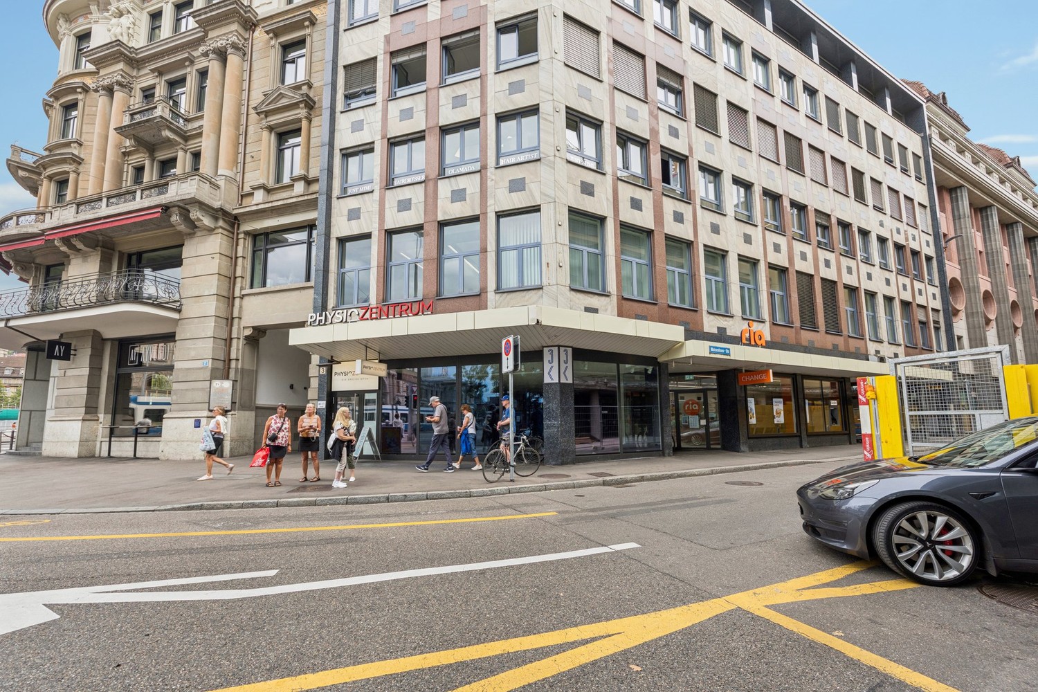143m² shop, photo 2 of 10