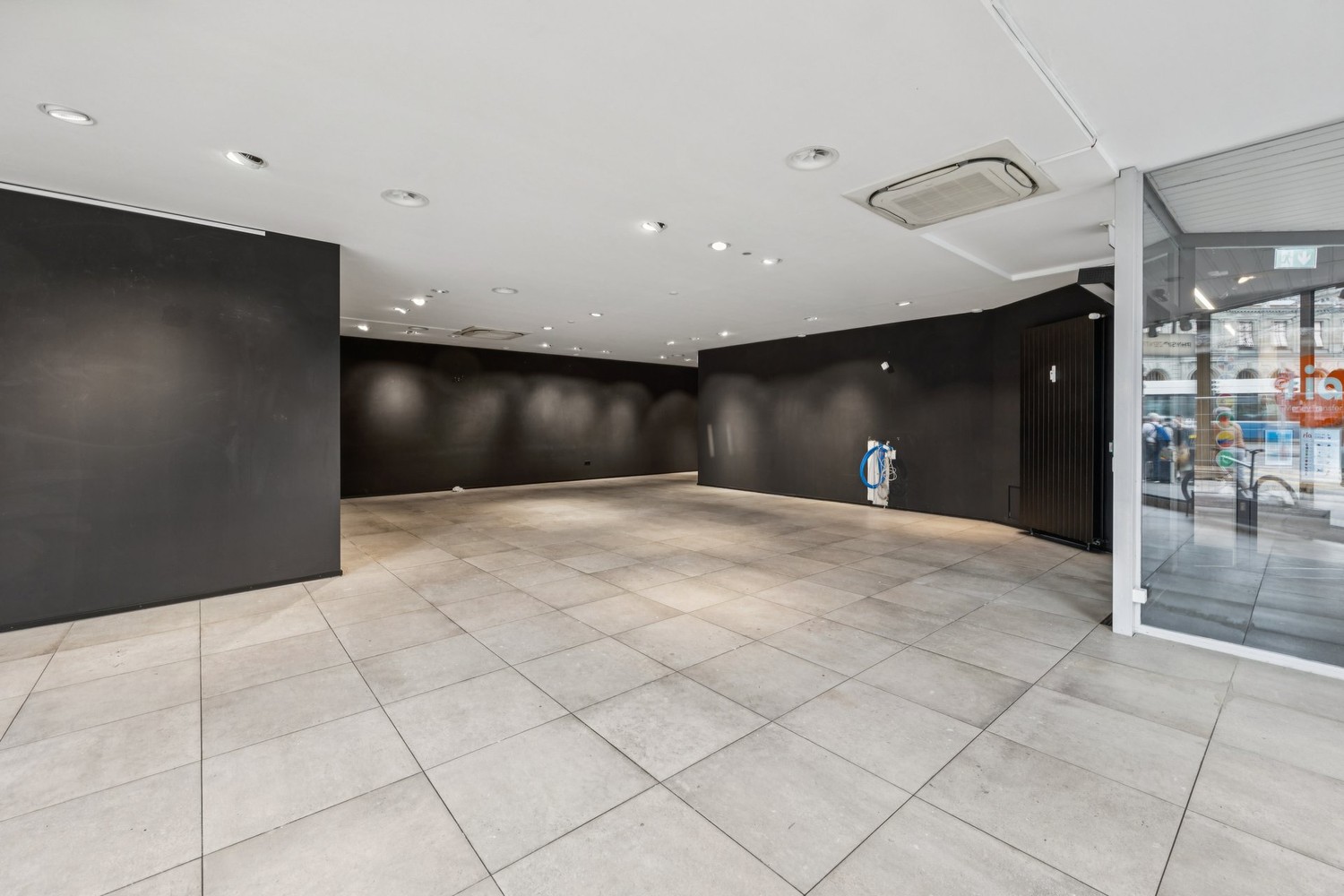 143m² shop, photo 3 of 10