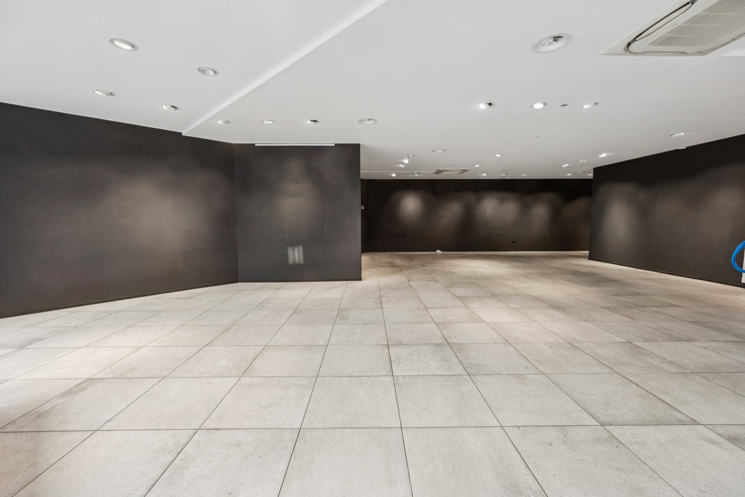 143m² shop, photo 1 of 10