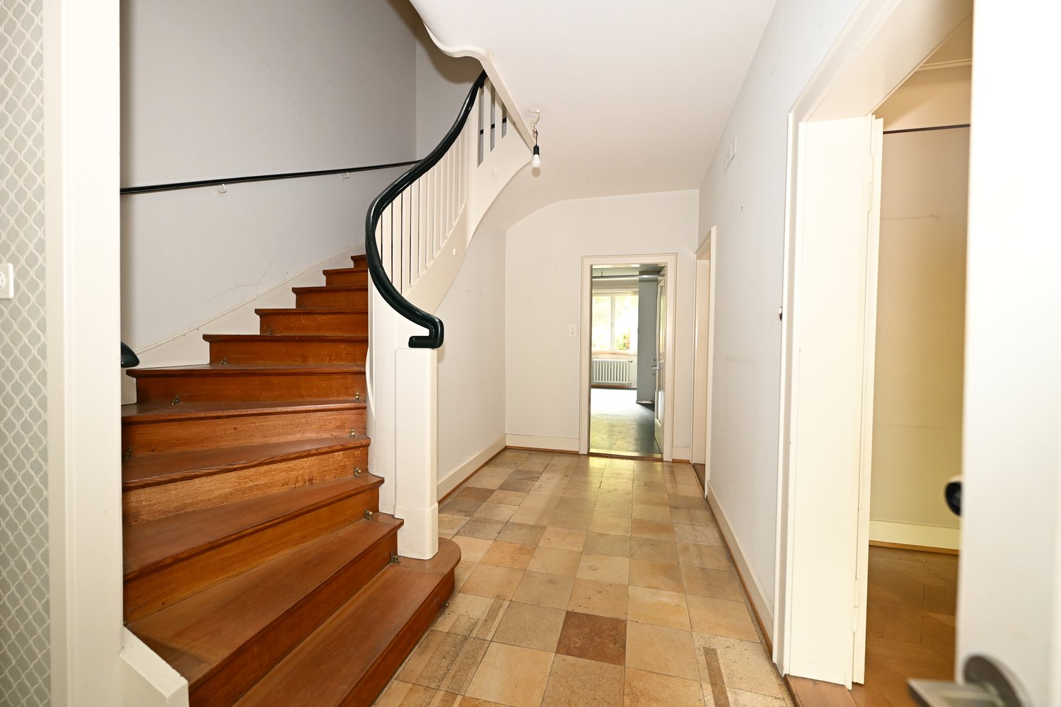 7 rooms row house, photo 1 of 10