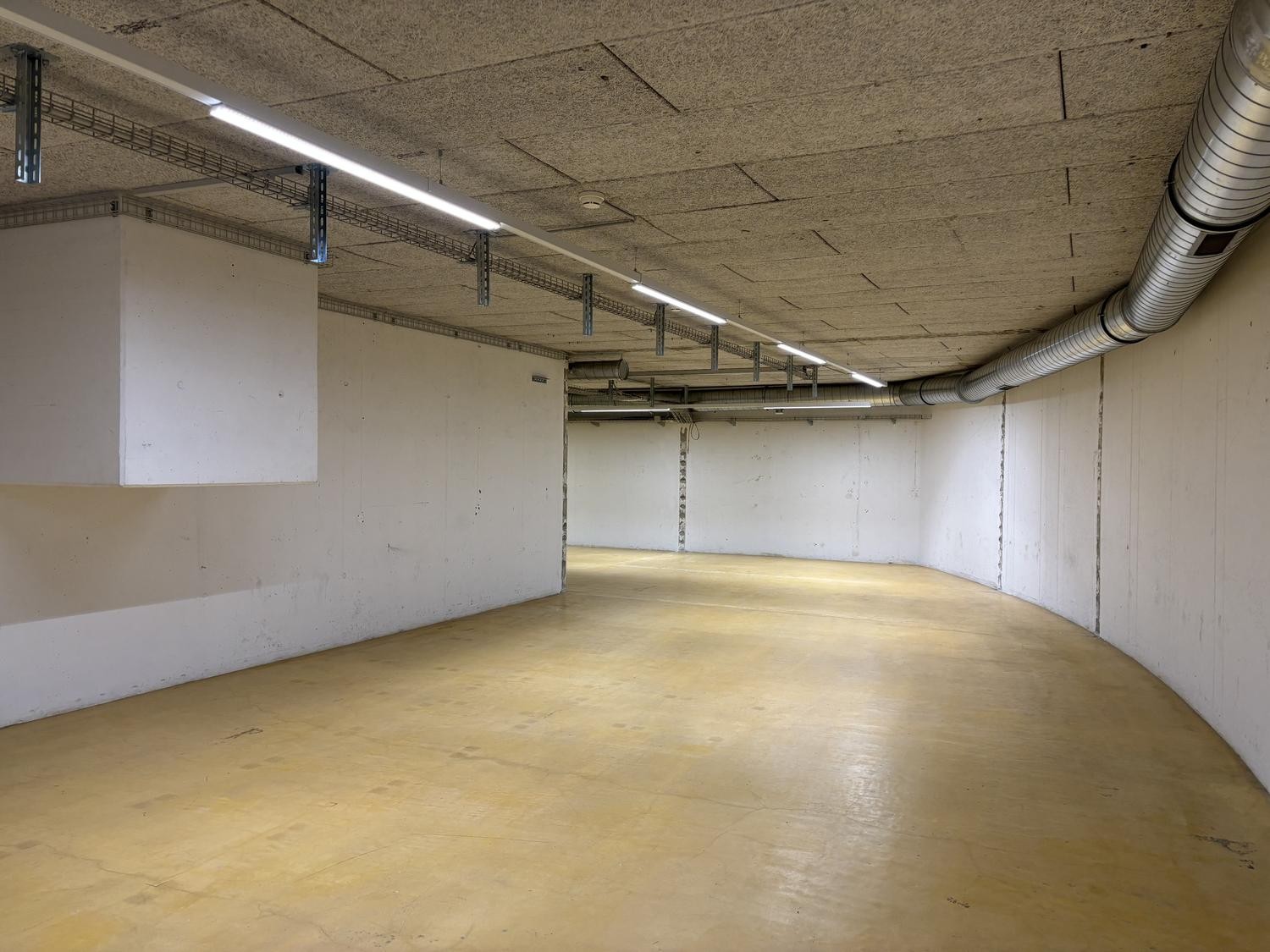 147m² storage room, photo 3 of 5