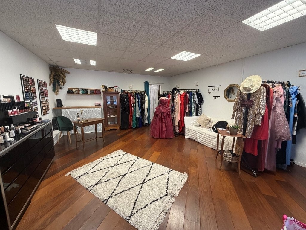 60m² shop, photo 2 of 4
