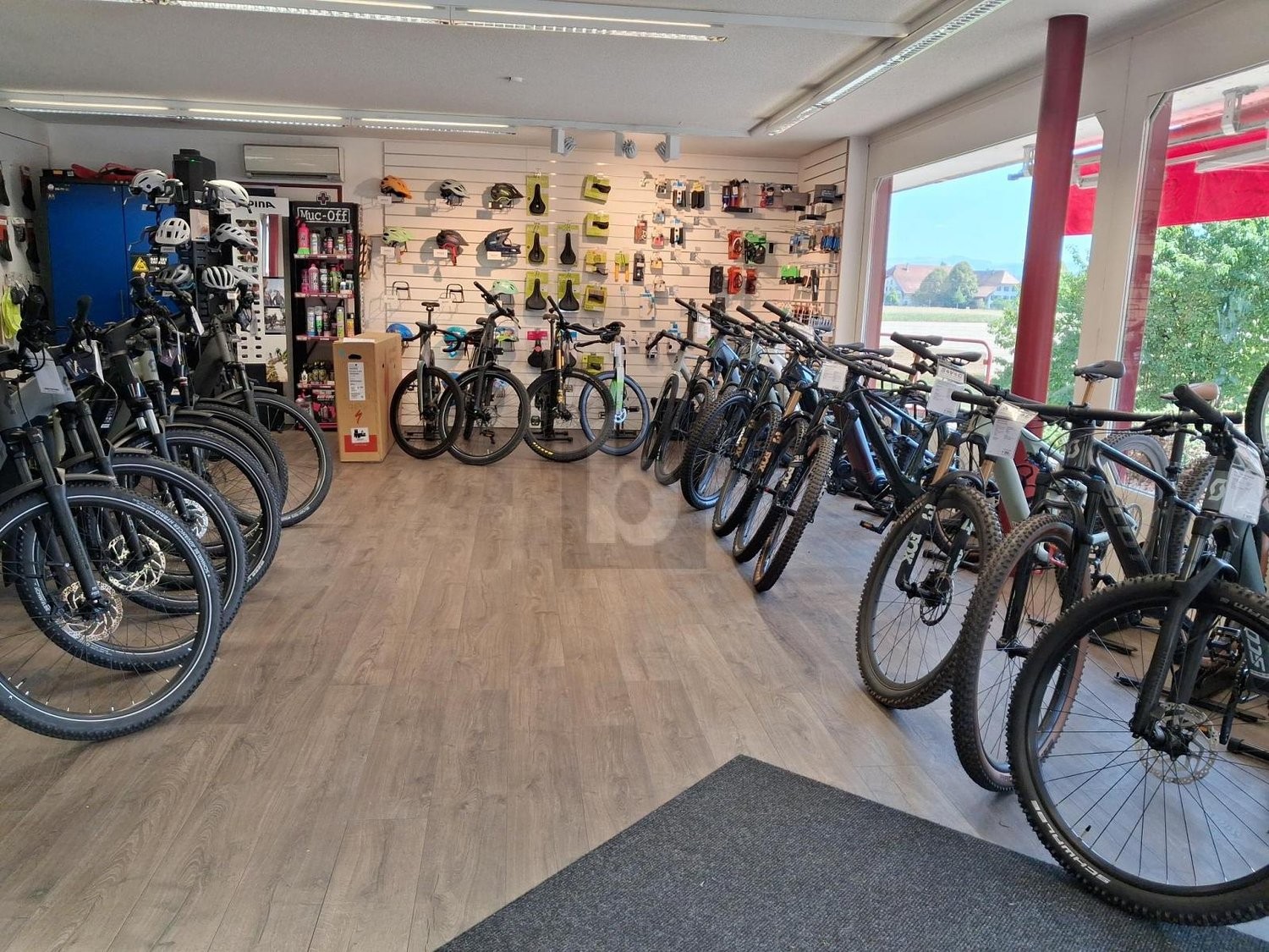217m² shop, photo 1 of 4