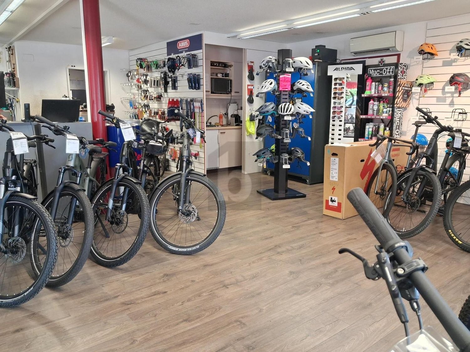 217m² shop, photo 3 of 4