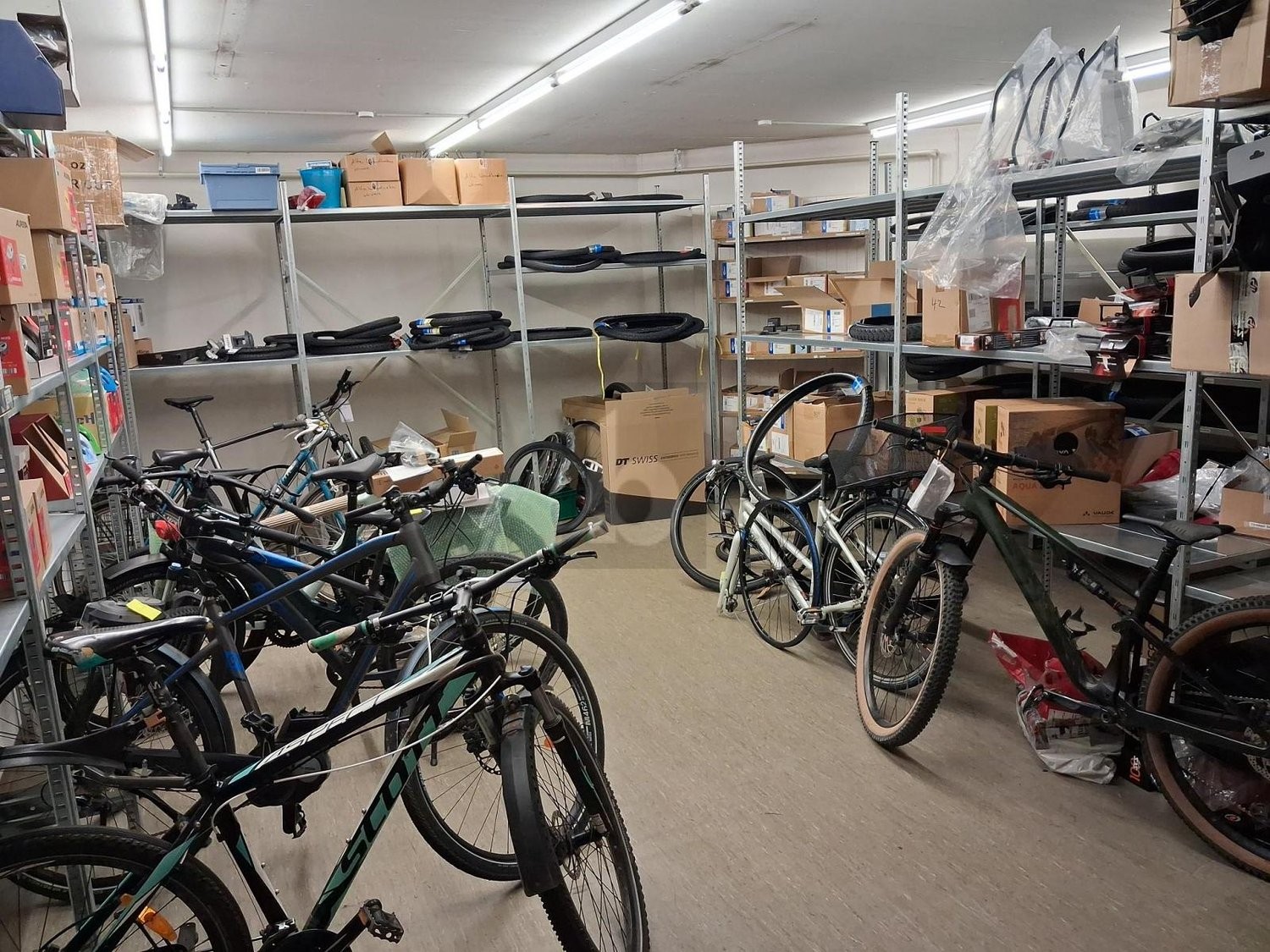 217m² shop, photo 4 of 4