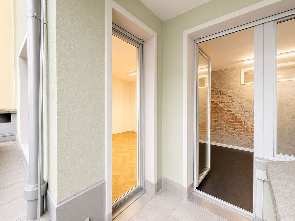96m² office