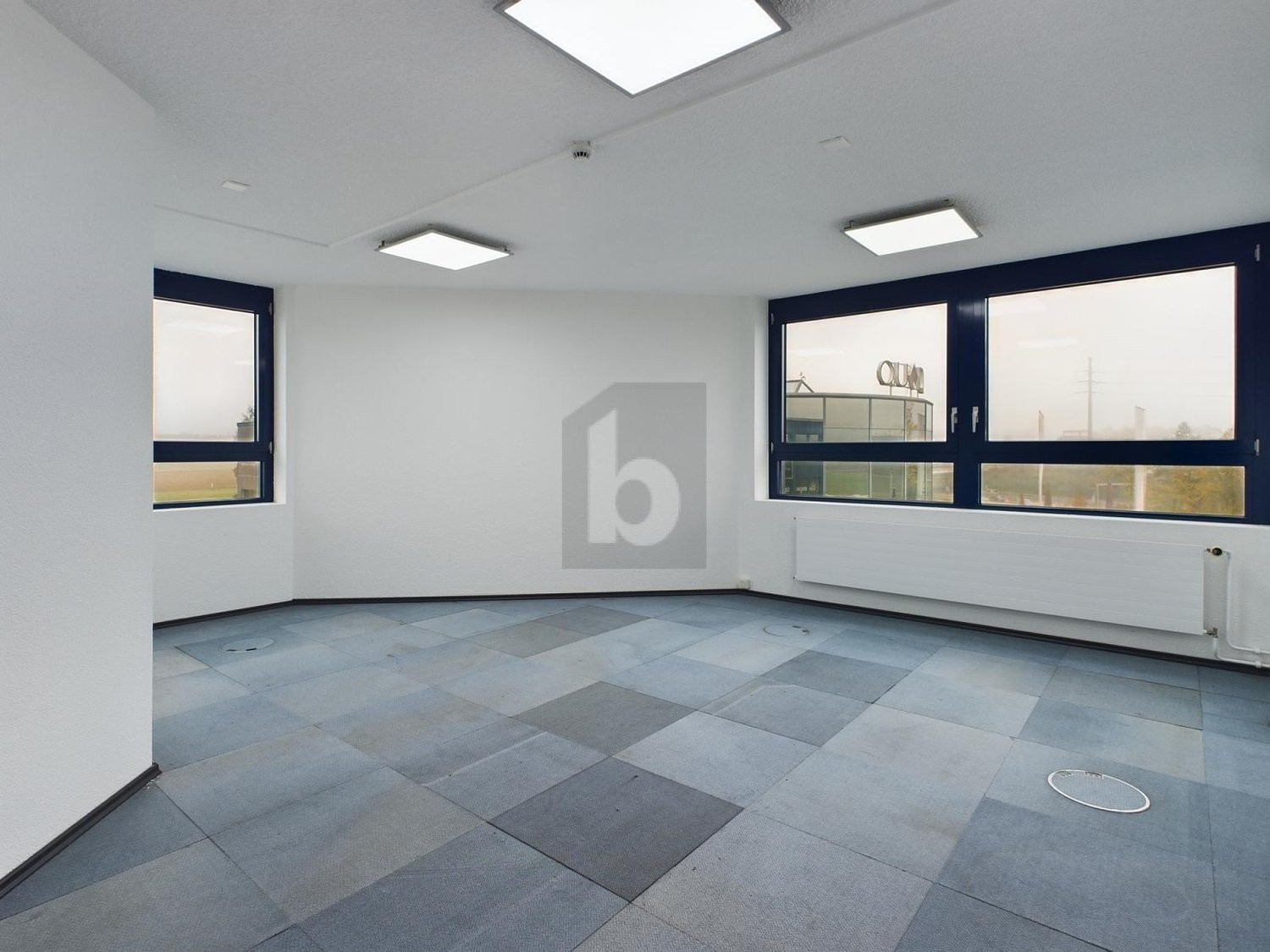 800m² shop, photo 1 of 3