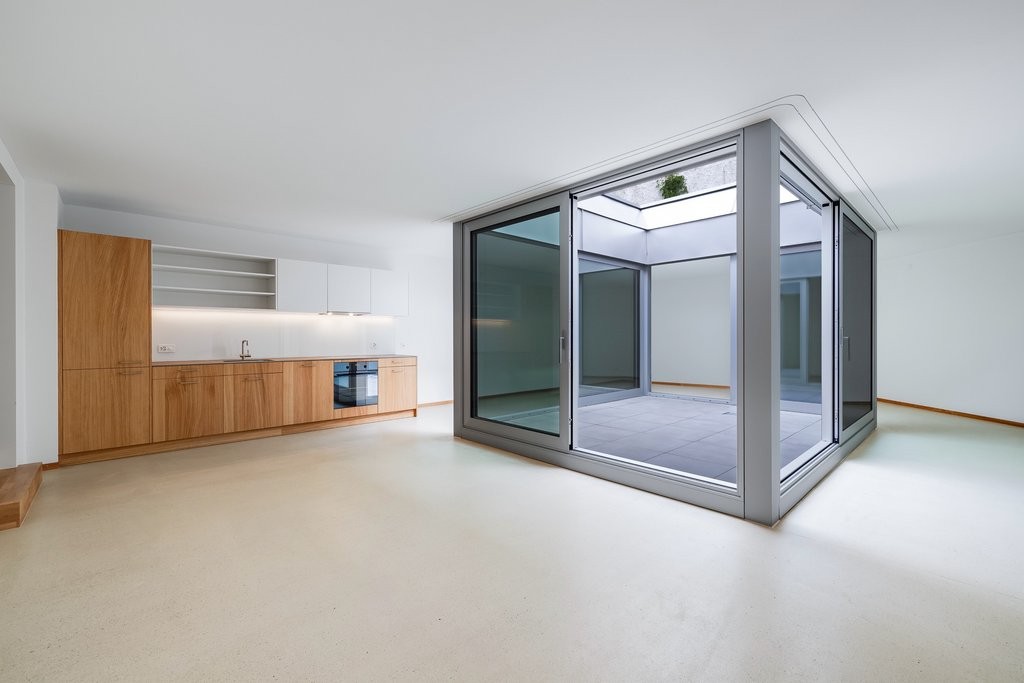 Appartement de 1 ½ pièces

Au centre-ville de Bâle, 14 appartements uniques ont été créés à l'été 2024 au Rümelinbachweg.

Grâce à sa situation entre une zone de loisirs de proximité et la célèbre Steinenvorstadt, l'emplacement offre la meilleure base pour un espace de vie équilibré.

Pour votre con