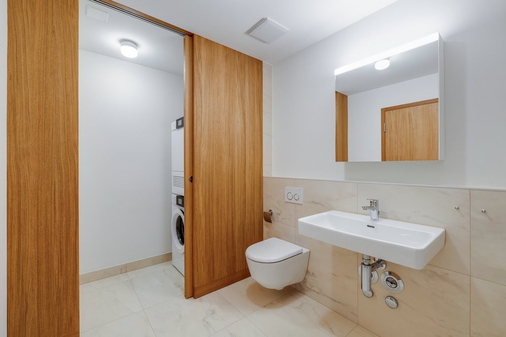 Appartement de 1 ½ pièces

Au centre-ville de Bâle, 14 appartements uniques ont été créés à l'été 2024 au Rümelinbachweg.

Grâce à sa situation entre une zone de loisirs de proximité et la célèbre Steinenvorstadt, l'emplacement offre la meilleure base pour un espace de vie équilibré.

Pour votre con