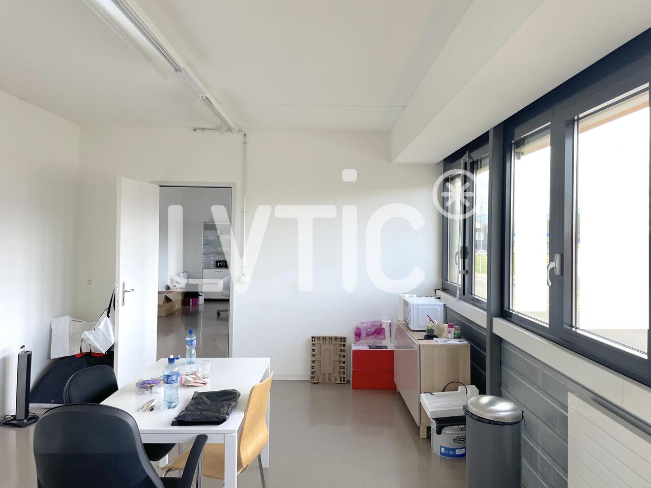 330m² atelier, photo 2 of 9