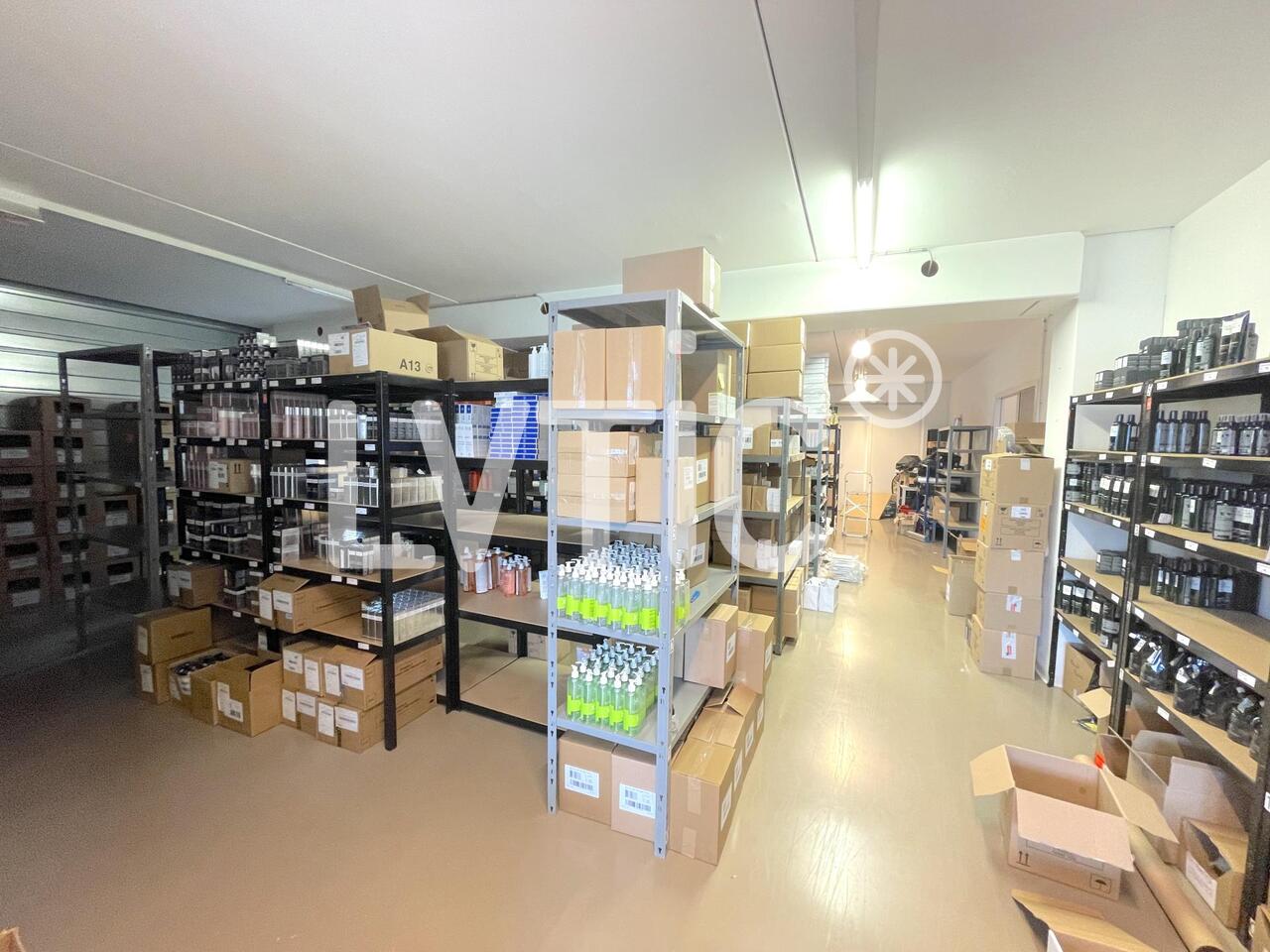330m² atelier, photo 1 of 9