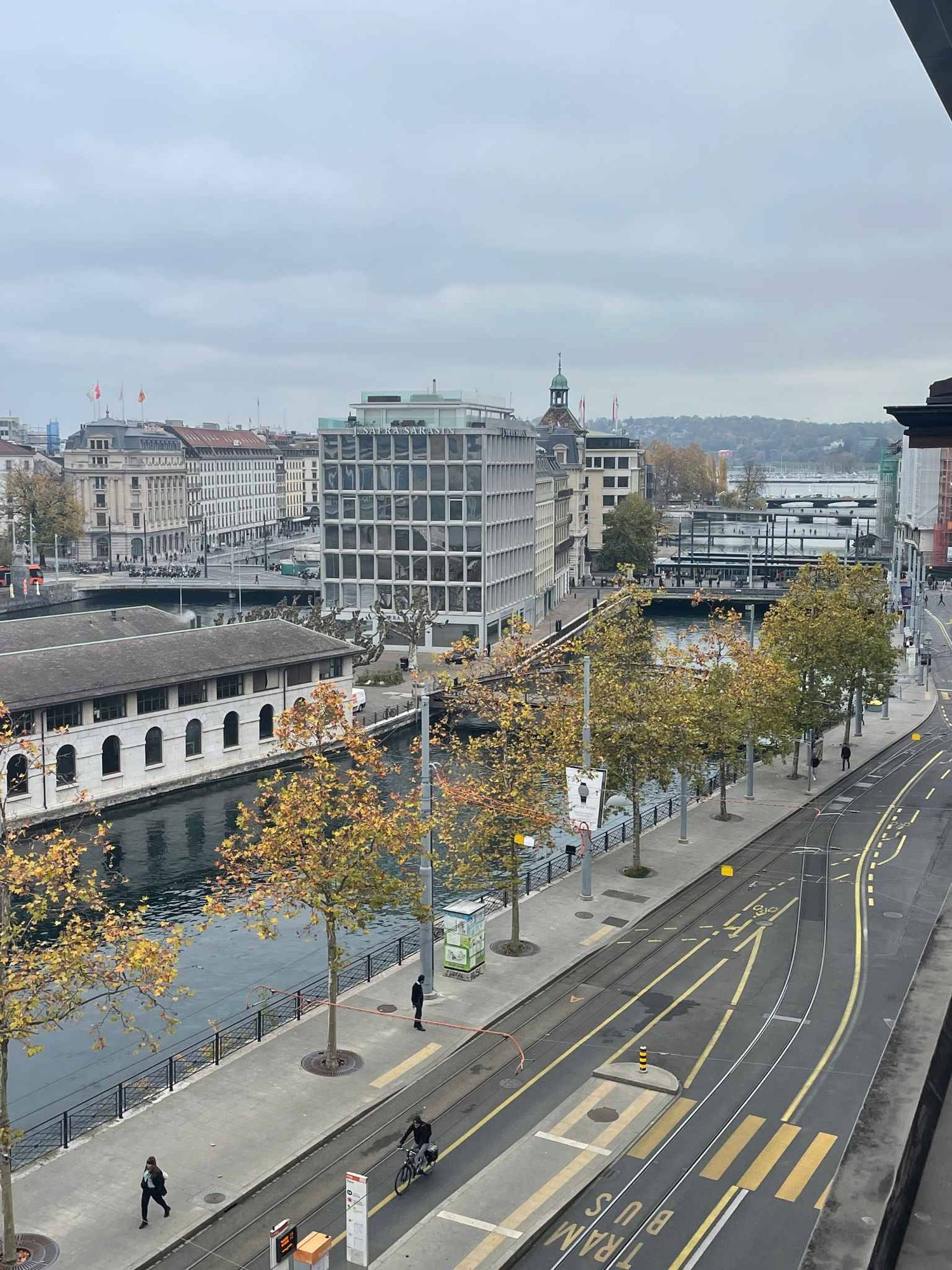 740m² office