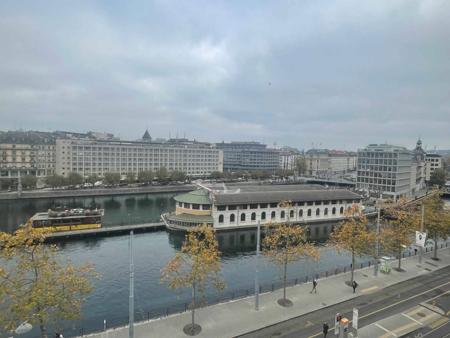 740m² office