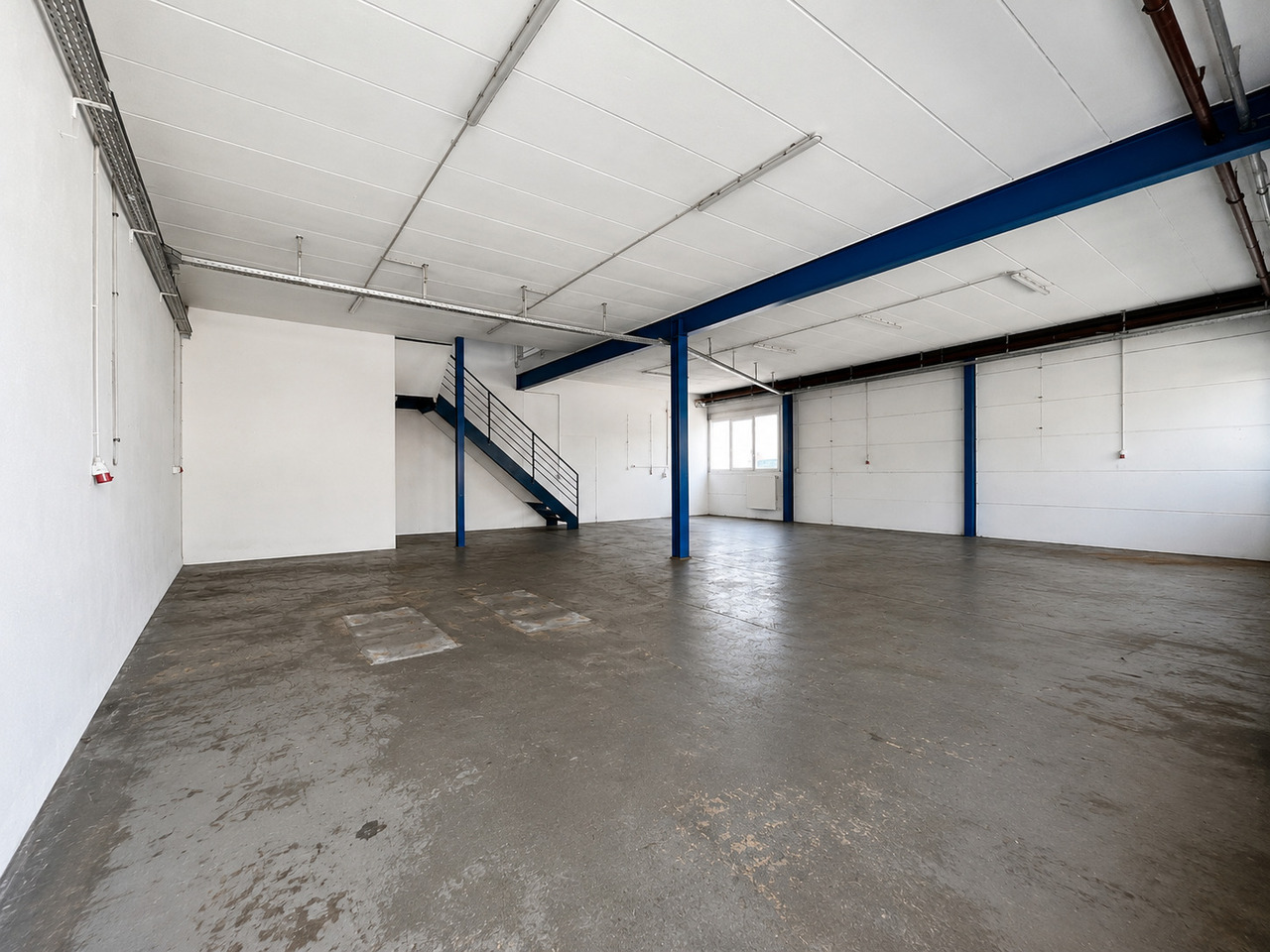 285m² workshop, photo 8 of 8