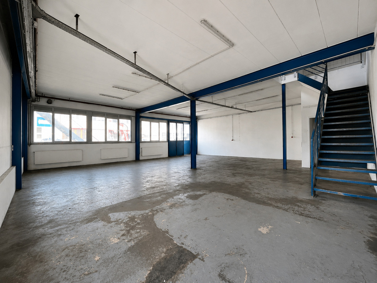 285m² workshop, photo 7 of 8
