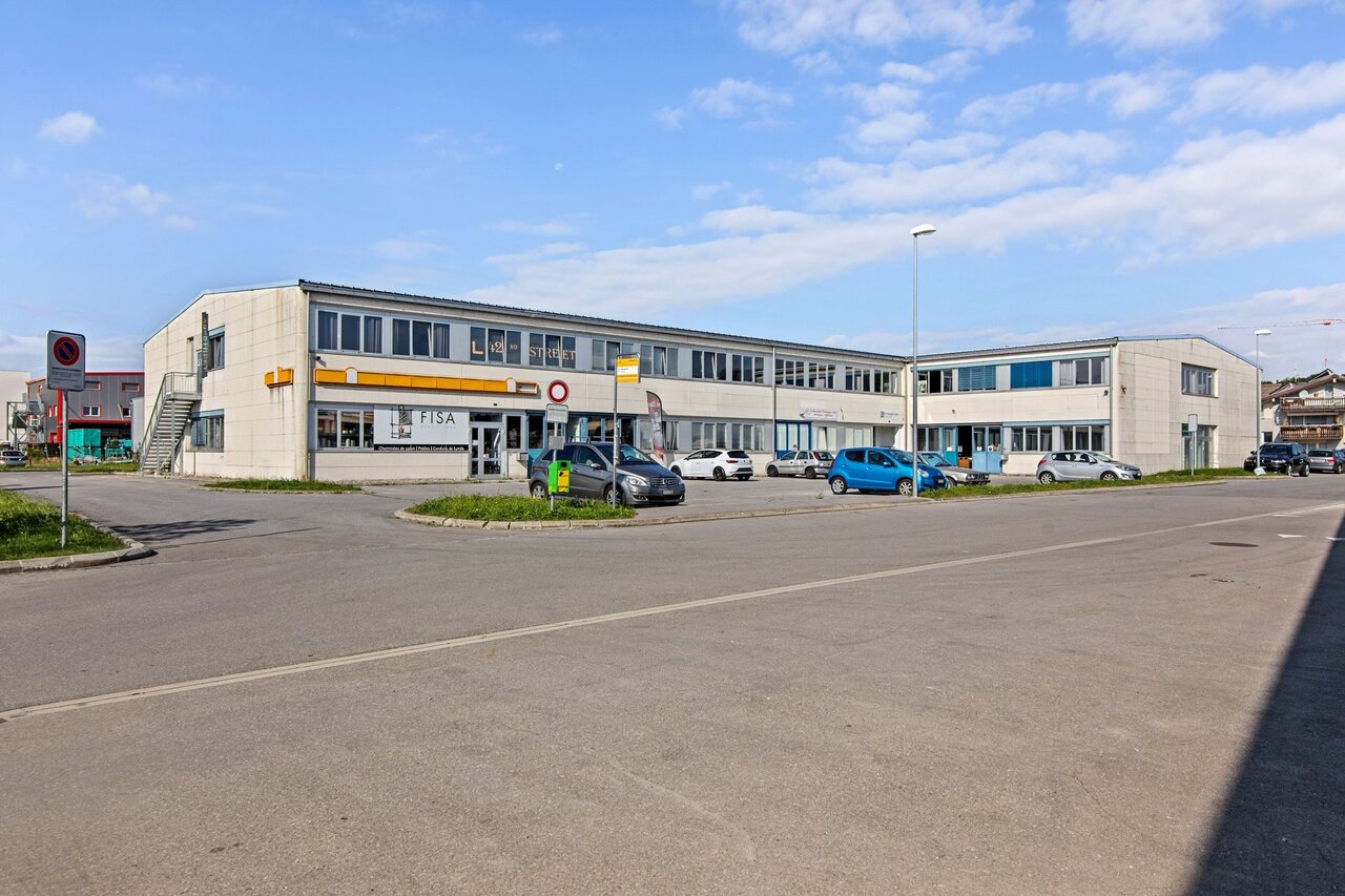 285m² workshop, photo 2 of 8