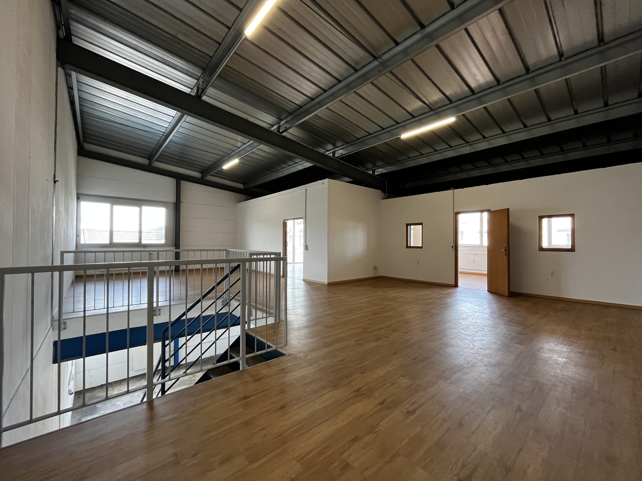 285m² workshop, photo 4 of 8