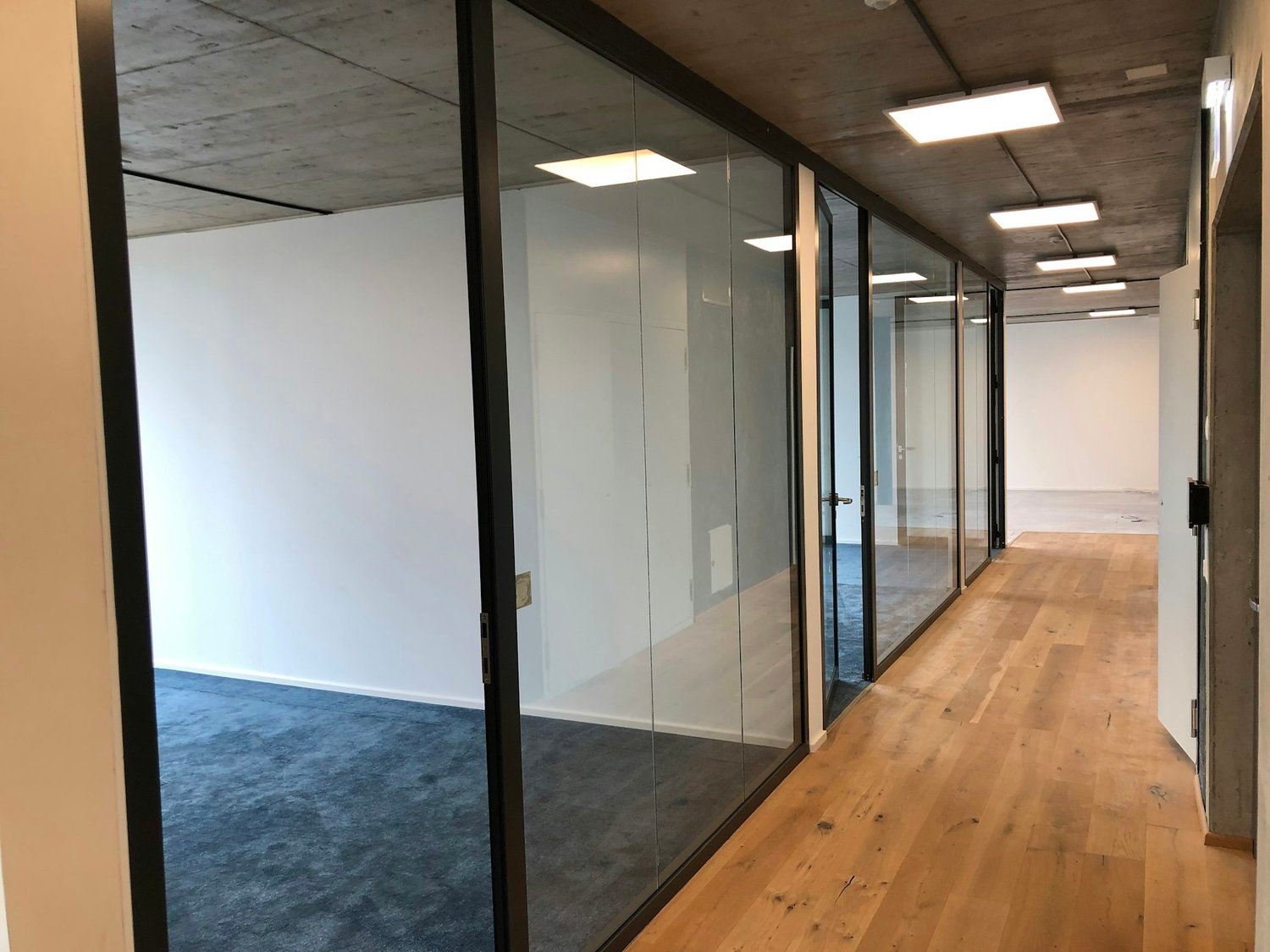 703m² office