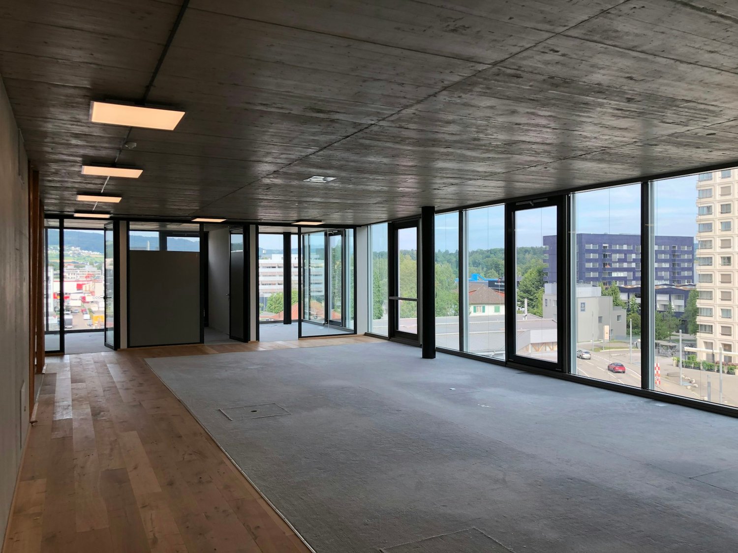 703m² office