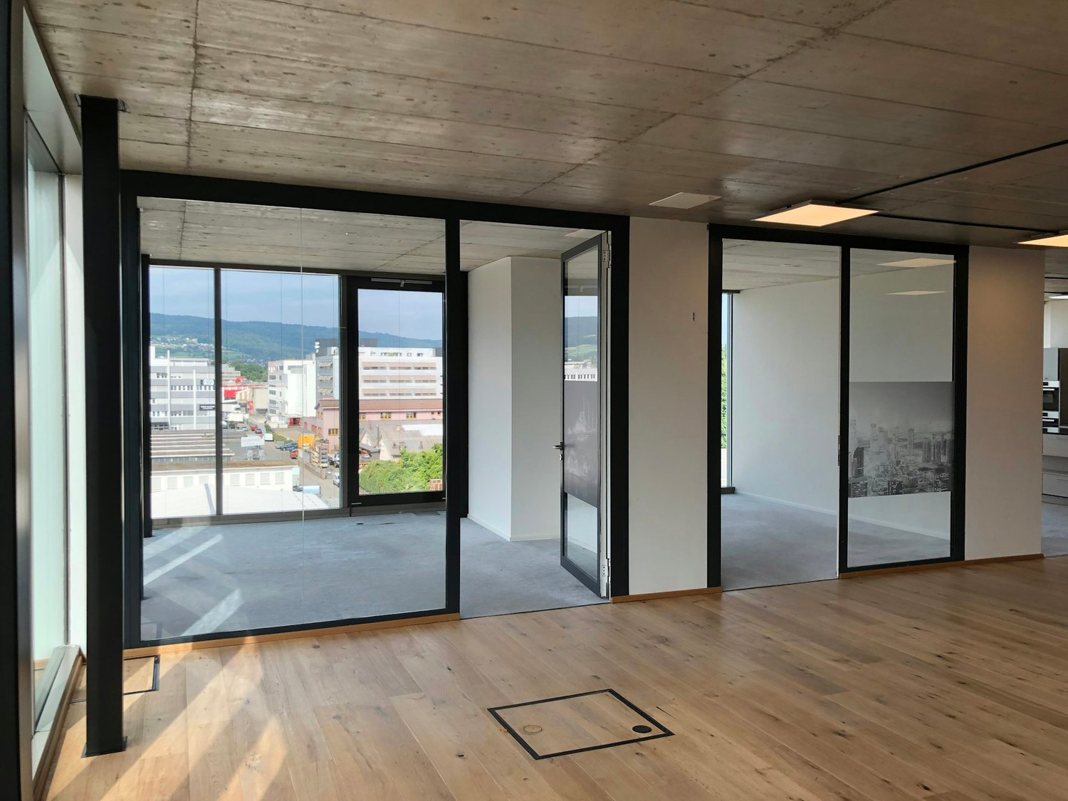 703m² office