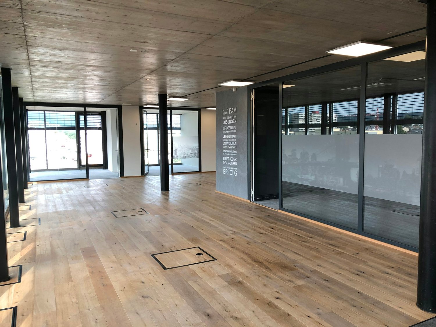 703m² office