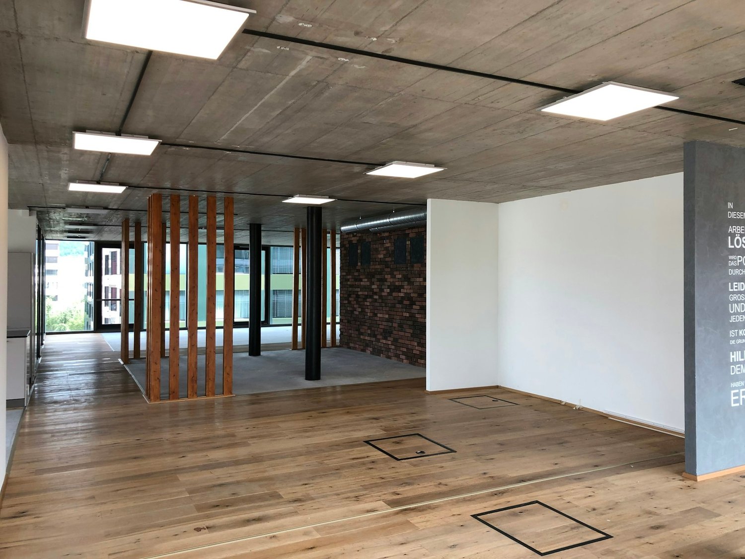 703m² office
