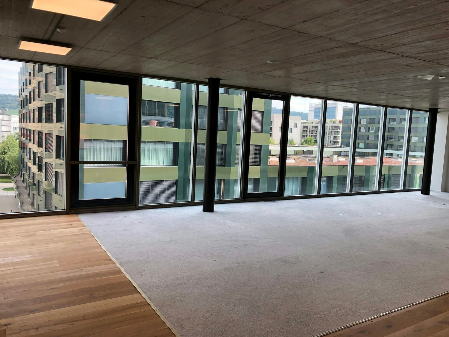 703m² office