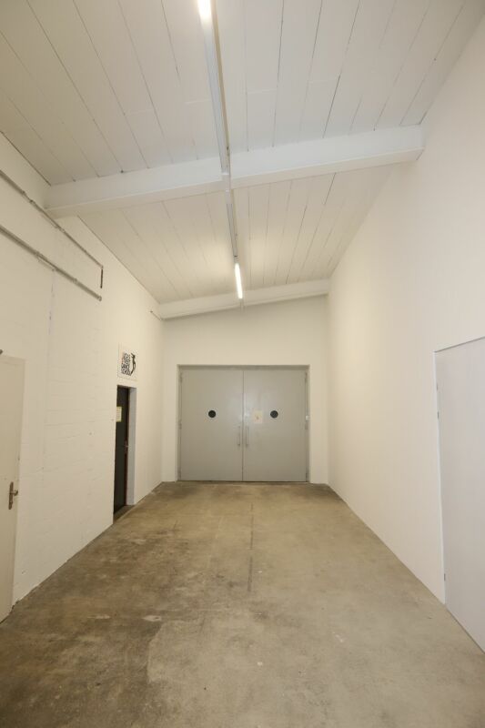 560m² storage room